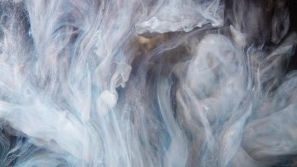 Abstrakt bronsfärg blandat med olika flerfärgade färger i vatten i slow motion. Inky moln virvlande flyter under vattnet. Abstrakt rökexplosion — Stockvideo