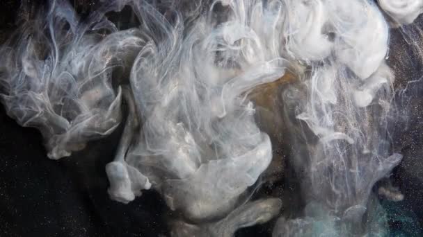 Pintura de bronce abstracta mezclada con diferentes pinturas multicolores en agua en cámara lenta. Nube de tinta girando fluyendo bajo el agua. Explosión de humo abstracta — Vídeo de stock