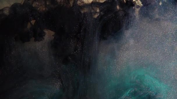 Abstraktní bronzová barva smíšená s různými barevnými barvami ve vodě ve zpomaleném filmu. Inkoustový mrak vířící pod vodou. Abstraktní exploze kouře — Stock video