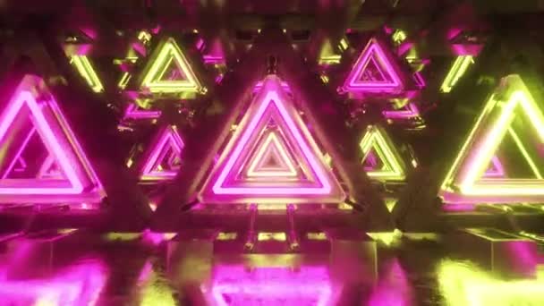 Astratto volare in metallo corridoio futuristico con triangoli, loop senza soluzione di continuità 4k sfondo, luce ultravioletta fluorescente, linee al neon laser, tunnel geometrico infinito, giallo spettro rosa, rendering 3d — Video Stock