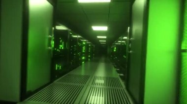 Sunucu blokları boyunca sonsuz uçuş. Veri merkezi ve internet. Camın arkasında titreşen paneller olan sunucu odaları. Teknoloji koridoru. Kamera titriyor. Kusursuz 3D döngü oluşturucu
