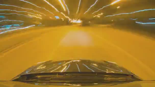 Čas vypršel, když jsem v noci řídil auto ve městě. Kamera na střeše auta. Hyperlapse ve večerních hodinách v centru města na dálnici. Abstraktní měkké zářící čáry. — Stock video
