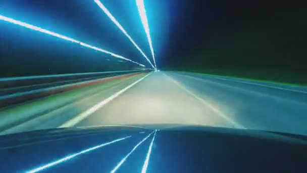 El lapso de tiempo de conducir un coche en la ciudad por la noche. La cámara en el capó del coche. Hiperlapso en la noche en el centro de la ciudad en la carretera. Líneas brillantes suaves abstractas . — Vídeos de Stock