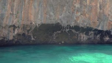 Tayland 'daki mavi göl manzaralı tekneden Fi Adası' na.