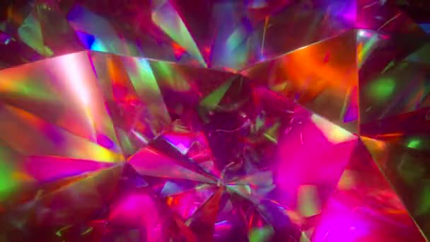 그 빛은 천천히 회전하는 다이아몬드의 여러 면을 통과하면서 연속적으로 반짝 이는 강조와 밝은 무지개 색깔을 만들어 냅니다. 무지개 빛 분산. 바닷물없는 루프 3d 렌더링 — 비디오