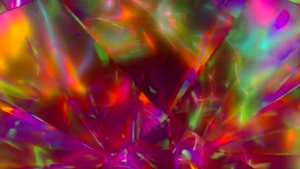 A luz passa pelas facetas de um diamante girando lentamente e cria repetitivos destaques cintilantes e cores brilhantes do arco-íris. Dispersão de luz no arco-íris. Laço sem costura 3d render — Vídeo de Stock