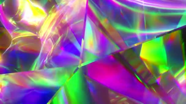 The light passes through the facets of a slowly rotating diamond and creates repetitive sparkling highlights and bright rainbow colors. Rainbow dispersion of light. Seamless loop 3d render — Stock Video