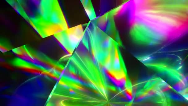 La luce passa attraverso le sfaccettature di un diamante a rotazione lenta e crea riflessi scintillanti ripetitivi e colori vivaci dell'arcobaleno. Dispersione arcobaleno di luce. loop senza soluzione di continuità rendering 3d — Video Stock