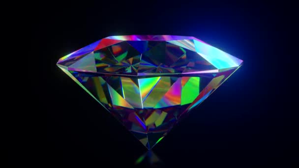 Schöne große kristallklare Regenbogen glänzenden runden geschliffenen Diamanten, dreht sich gegen einen schwarzen Spiegel isolierten Hintergrund. Seitenansicht aus nächster Nähe. Nahtlose Schleife 4k cg 3D Animation — Stockvideo