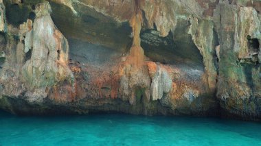 Tayland 'daki mavi göl manzaralı tekneden Fi Adası' na.