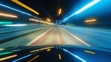 Gece vakti şehirde araba sürerken. Arabanın kaputundaki kamera. Akşamları şehrin göbeğinde otobandaki hiperlapse. Soyut yumuşak parlak çizgiler.