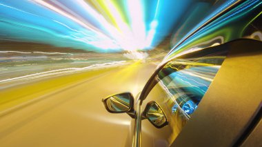 Gece vakti şehirde araba sürerken. Arabanın kaputundaki kamera. Akşamları şehrin göbeğinde otobandaki hiperlapse. Soyut yumuşak parlak çizgiler.