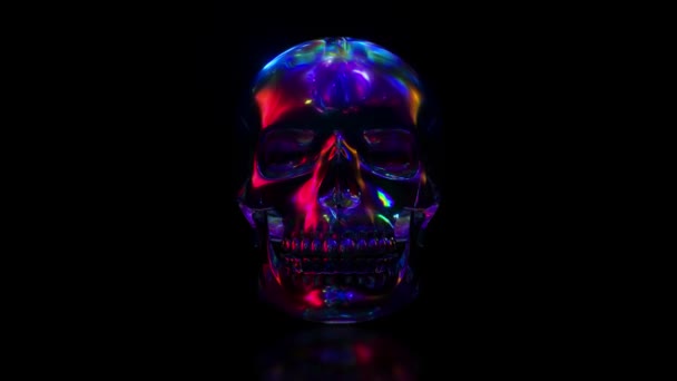 Ambiente de fundo reflexivo crânio humano. Espectro de néon iridescente colorido. Laço sem costura 3d render — Vídeo de Stock