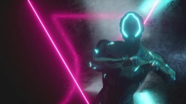 Parlak neon ışıkları olan metal bir arka planda dans eden uzaylı robot. Mutluluk ve zafer kavramı. Kusursuz 3D döngü oluşturucu