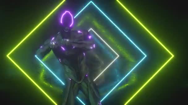 Robot alienígena bailando sobre un fondo metálico con brillantes luces de neón. El concepto de alegría y victoria. Lazo inconsútil 3d render — Vídeo de stock