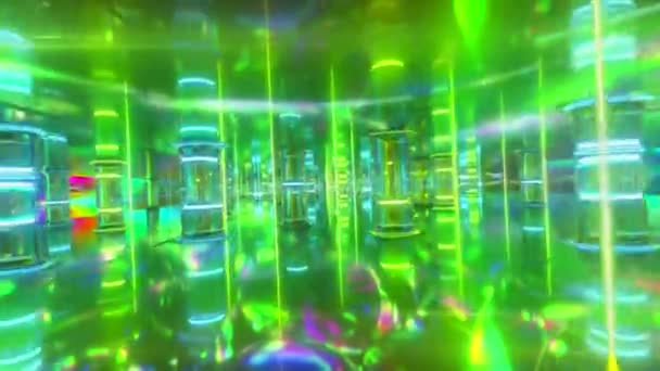 Leć futurystycznym korytarzem wzdłuż neonowych szklanych filarów i kolumn. Nowoczesny, ultrafioletowy neon. Płynna pętla 3d renderowania — Wideo stockowe