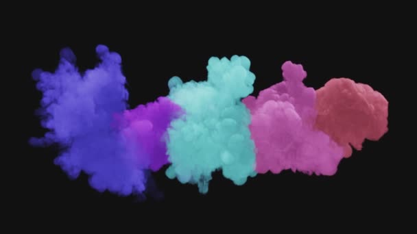 Várias explosões de fumaça colorida multicolorida e pó. Fumaça colorida misturada em um fundo isolado preto com um canal alfa . — Vídeo de Stock