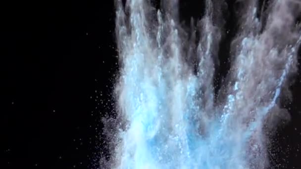 Super rallentatore esplosione di polvere blu colorato su sfondo scuro isolato. I grumi di polvere volano verso l'alto e si mescolano con il fumo. — Video Stock