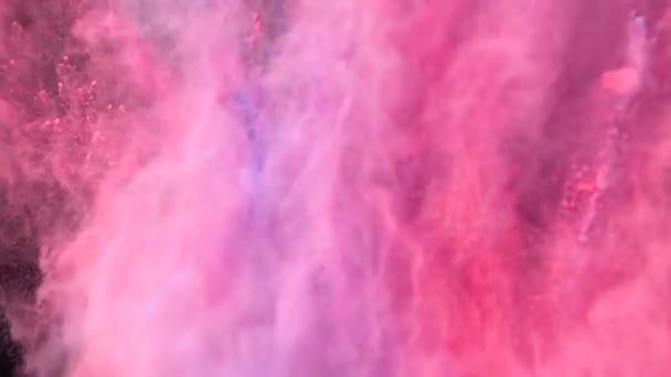 Σούπερ αργή έκρηξη κίνησης πολύχρωμη πολύχρωμη σκόνη σε σκούρο απομονωμένο φόντο. Εξογκώματα σκόνης πετούν προς τα πάνω και αναμειγνύονται με τον καπνό. — Αρχείο Βίντεο
