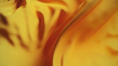 Altın ipek dalga kumaş yüzeyi. Soyut yumuşak arkaplan. Kusursuz 3D döngü oluşturucu