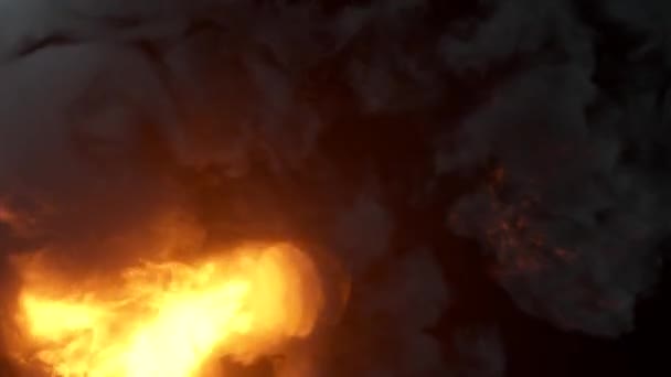 연기와 밝은 불꽃이 뒤섞인 밀폐 된 공간에서 타오르는 맹렬 한 불덩이. — 비디오