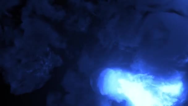 Une boule de feu enragée de couleur bleue magique dans un espace confiné avec d'épais nuages de fumée et des flammes vives. — Video