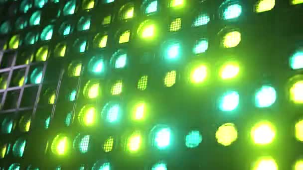 Φώτα τοίχου που λάμπουν. Φώτα που αναβοσβήνουν για κλαμπ και ντίσκο. Προβολείς δέσμης μήτρας. Λάμπα αλογόνου σε νυχτερινό κέντρο. Απρόσκοπτη βρόχο 3d καθιστούν. Πράσινο φως — Αρχείο Βίντεο