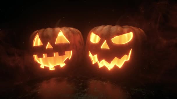 Las calabazas de Halloween se queman, brillan y brillan desde el interior sobre un fondo negro con humo. Ultra HD 4k animación de bucle sin costura para la decoración de horror festivo. — Vídeos de Stock