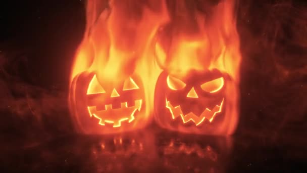 Las calabazas de Halloween están envueltas en poderosas llamas, brillan y brillan desde dentro sobre un fondo negro oscuro con humo. Ultra HD 4k animación de fuego lazo sin costura para la decoración de horror festivo. — Vídeos de Stock