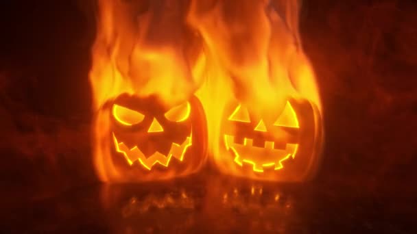 Abóboras de Halloween são engolidas em chamas poderosas, brilham e brilham de dentro contra um fundo preto escuro com fumaça. Ultra HD 4k sem costura loop de animação de fogo para decoração de horror festivo. — Vídeo de Stock