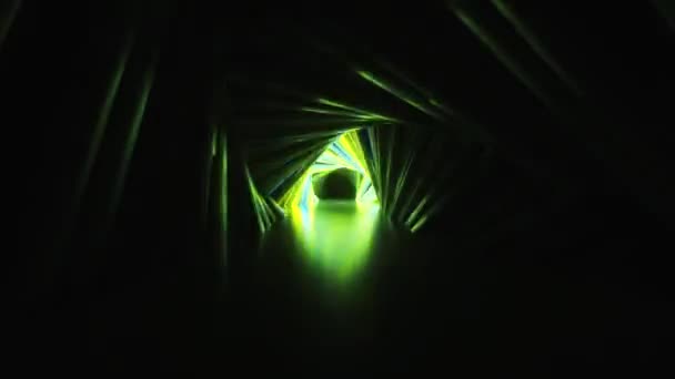 Abstrakt neon triangel tunnel teknik. Oändlig virvlande animerad bakgrund. Modernt neonljus. Ljusa neonlinjer glittrar och rör sig framåt. Sömlös slinga 3d render — Stockvideo