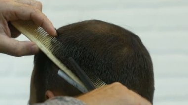 Kuaför Berber içinde saç kesimi bir adam yapma. Kuaför iş başında. Güzellik Salonu.