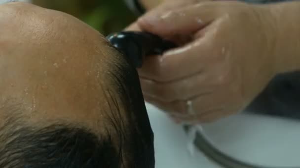 Barbershop. Barber washes a man client. Hairdresser at work. Beauty salon. — Stock Video