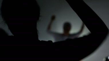 Bir grup kadın kundalini yoga yaparken