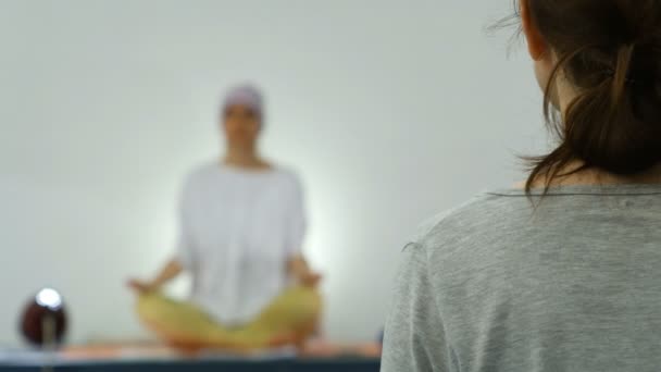 Een groep vrouwen doen van kundalini yoga — Stockvideo