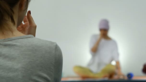 Un gruppo di donne che fanno kundalini yoga — Video Stock