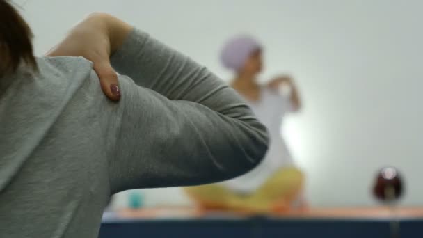 Bir grup kadın kundalini yoga yaparken — Stok video