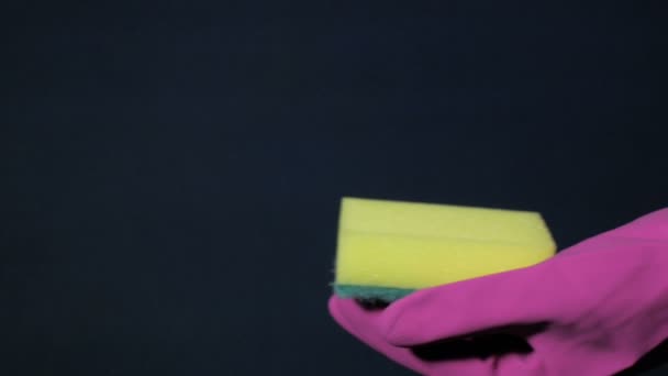 Губка Мужской Руке Пурпурной Резиновой Перчатке Белая Пена Выплескивается Баллончика — стоковое видео