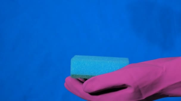 Sponge di tangan laki-laki di sarung tangan karet magenta. Busa putih memercik keluar dari semprotan bisa . — Stok Video