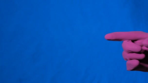 Перчатка грабителя-пурпура указывает направление — стоковое видео