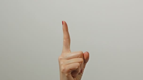 Frauenhand zeigt nach oben. Geste, Zeichen, Symbol. Kommunikation ohne sprechendes Konzept. — Stockvideo