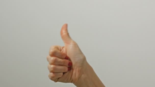 Femme main montre un pouce signe vers le haut .