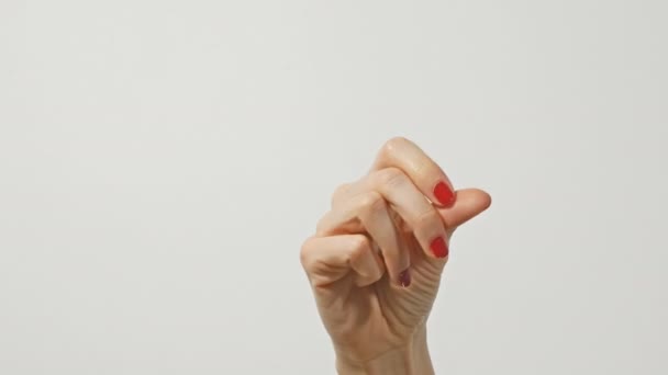 Frau klickt mit der Hand und schnippt mit den Fingern. Geste, Zeichen, Symbol. Kommunikation ohne sprechendes Konzept. — Stockvideo