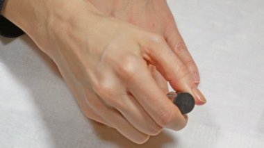 Sol elin tırnaklarına taban uygulaması