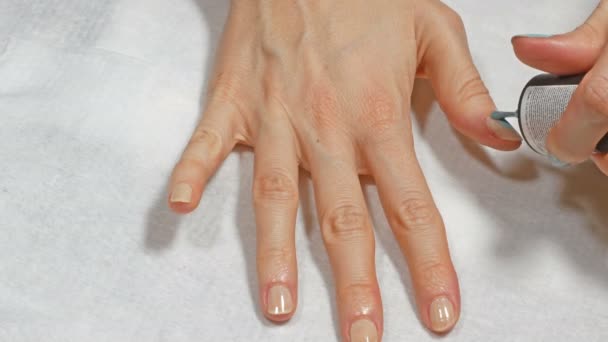 Mujer aplicando esmalte de uñas en casa — Vídeo de stock