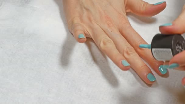 Mujer aplicando esmalte de uñas en casa — Vídeos de Stock