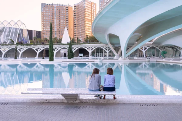 Dwie kobiety na czacie na miasto sztuki i nauki w Walencji, Hiszpania — Zdjęcie stockowe