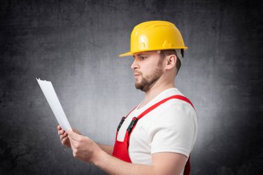 Kağıtları tutan sürpriz inşaat işçisi