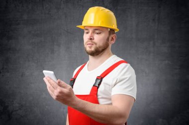 Smartphone kullanarak inşaat işçisi