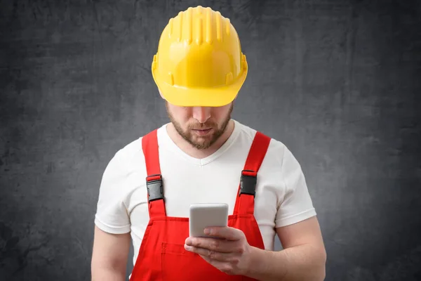Travailleur de la construction utilisant un smartphone — Photo